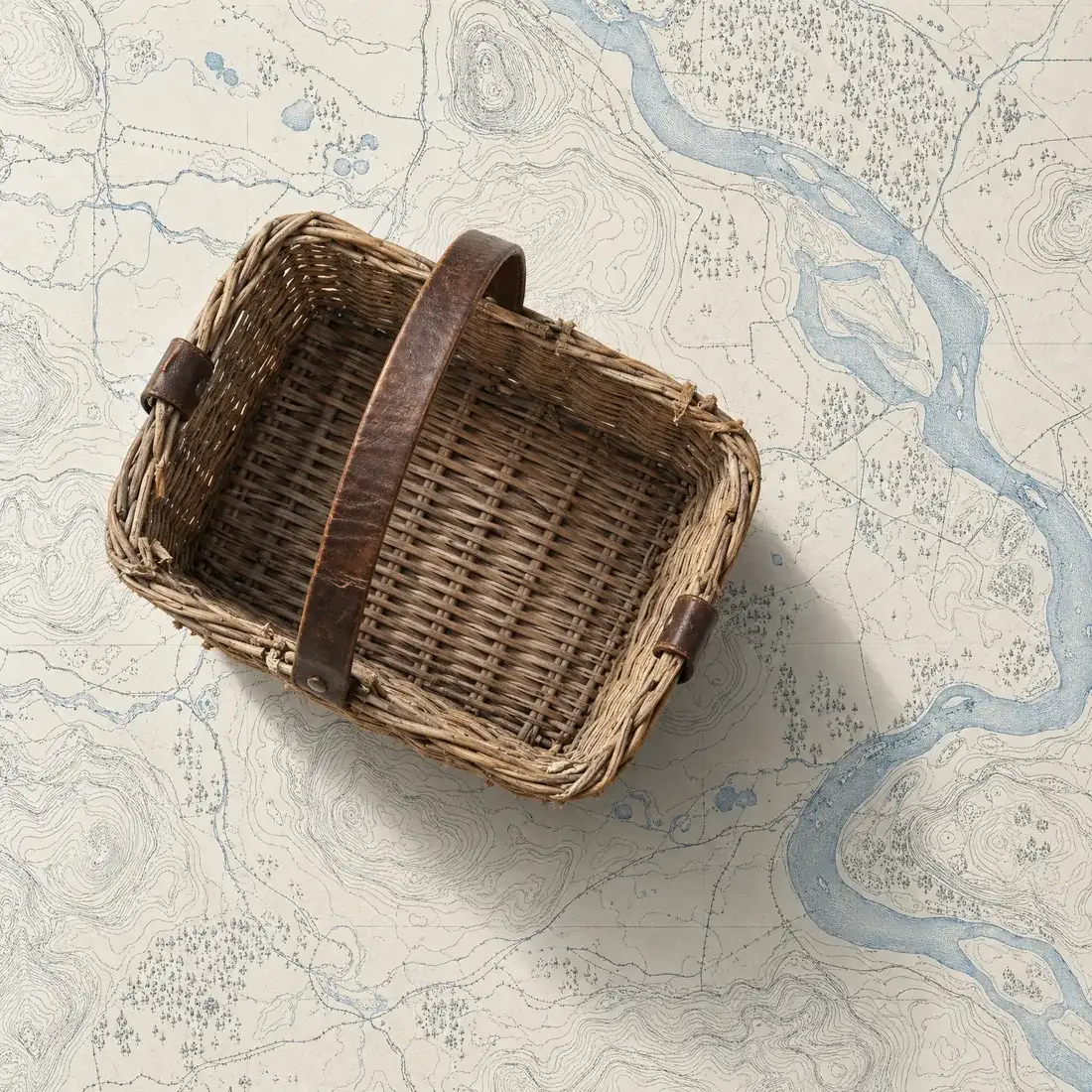 Panier en osier, vide, sur une carte gravée